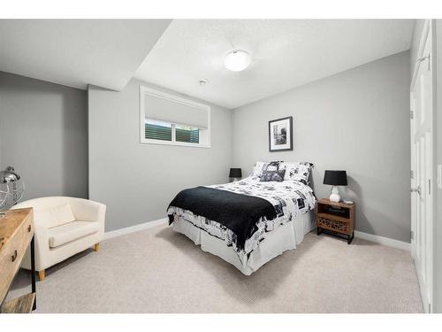 4422 17 Avenue Nw, Calgary, AB - Indoor Photo Showing Bedroom