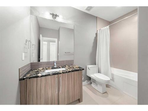 4422 17 Avenue Nw, Calgary, AB - Indoor Photo Showing Bathroom