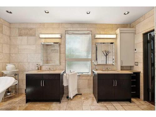 3219 Elbow Drive Sw, Calgary, AB - Indoor Photo Showing Bathroom