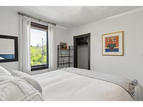 3219 Elbow Drive Sw, Calgary, AB - Indoor Photo Showing Bedroom