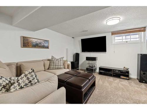 3219 Elbow Drive Sw, Calgary, AB - Indoor Photo Showing Living Room