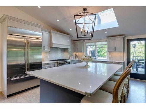 2439 Uxbridge Drive Nw, Calgary, AB - Indoor Photo Showing Kitchen With Upgraded Kitchen