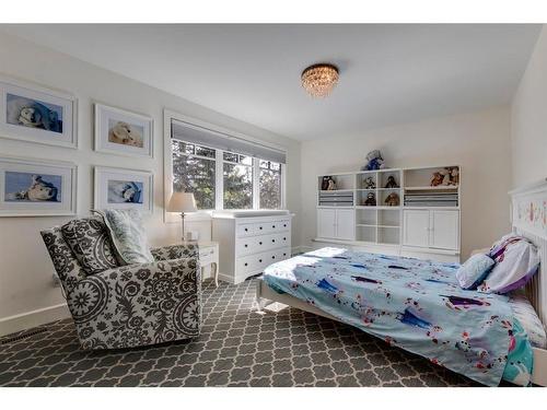 2439 Uxbridge Drive Nw, Calgary, AB - Indoor Photo Showing Bedroom