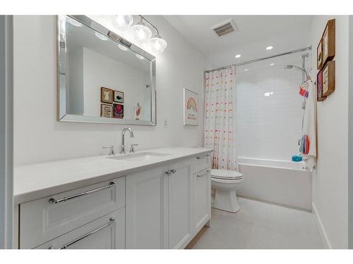 2439 Uxbridge Drive Nw, Calgary, AB - Indoor Photo Showing Bathroom