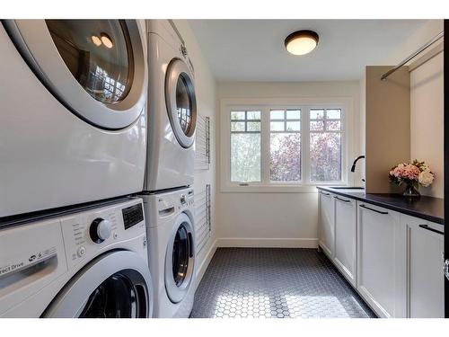 2439 Uxbridge Drive Nw, Calgary, AB - Indoor Photo Showing Laundry Room