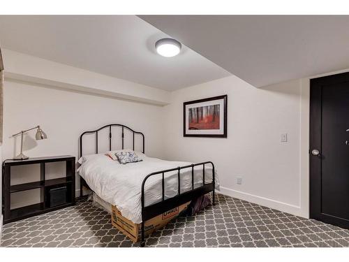 2439 Uxbridge Drive Nw, Calgary, AB - Indoor Photo Showing Bedroom
