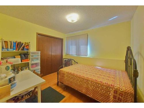 1112 Varsity Estates Drive Nw, Calgary, AB - Indoor Photo Showing Bedroom