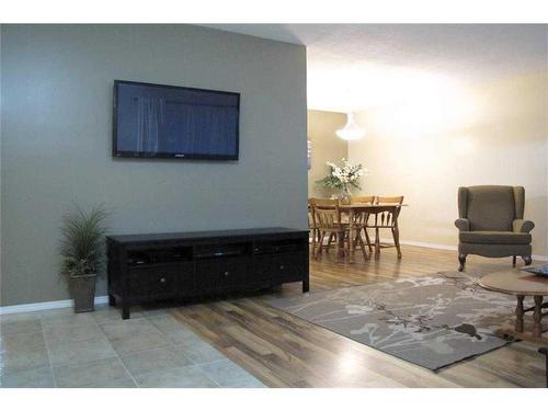 4788 Rundlewood Drive Ne, Calgary, AB - Indoor Photo Showing Living Room