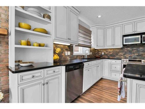 25 Violet Court Se, Medicine Hat, AB - Indoor Photo Showing Kitchen