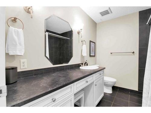 25 Violet Court Se, Medicine Hat, AB - Indoor Photo Showing Bathroom