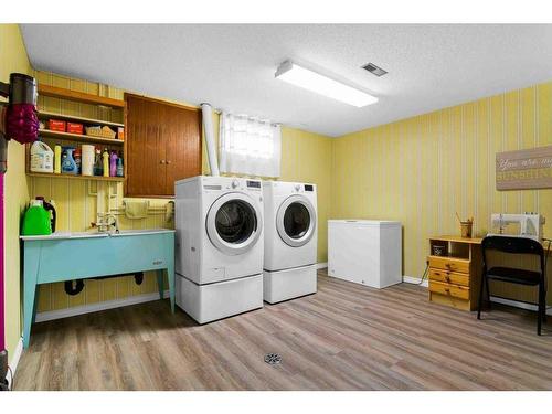 25 Violet Court Se, Medicine Hat, AB - Indoor Photo Showing Laundry Room