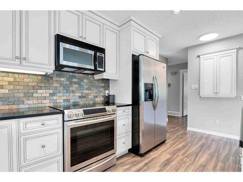 25 Violet Court Se, Medicine Hat, AB - Indoor Photo Showing Kitchen With Stainless Steel Kitchen With Upgraded Kitchen