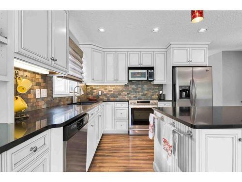 25 Violet Court Se, Medicine Hat, AB - Indoor Photo Showing Kitchen With Stainless Steel Kitchen With Upgraded Kitchen