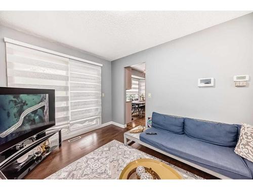 6732 34 Avenue Ne, Calgary, AB - Indoor Photo Showing Living Room