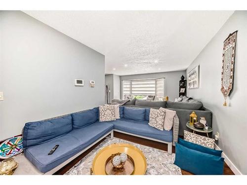 6732 34 Avenue Ne, Calgary, AB - Indoor Photo Showing Living Room