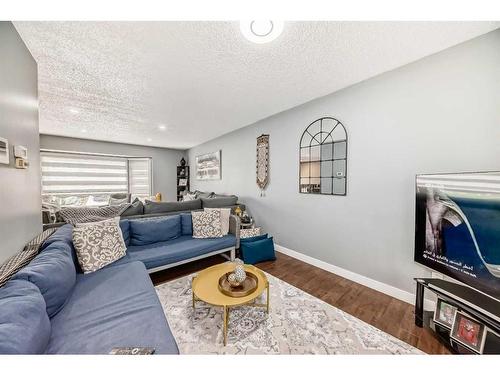 6732 34 Avenue Ne, Calgary, AB - Indoor Photo Showing Living Room