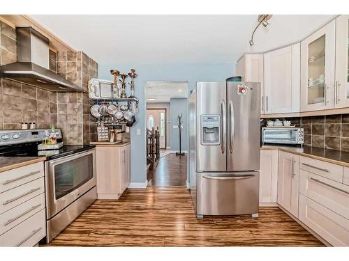 6732 34 Avenue Ne, Calgary, AB - Indoor Photo Showing Kitchen