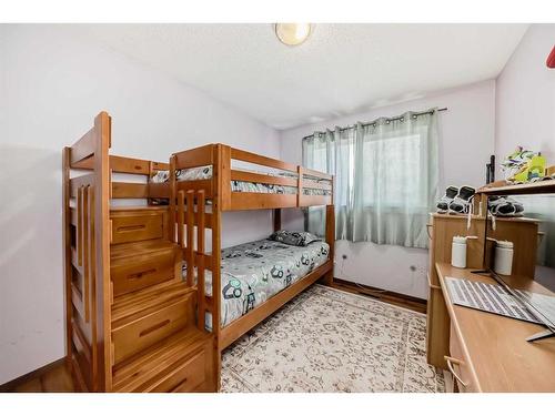 6732 34 Avenue Ne, Calgary, AB - Indoor Photo Showing Bedroom