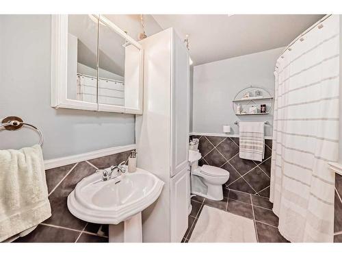 6732 34 Avenue Ne, Calgary, AB - Indoor Photo Showing Bathroom