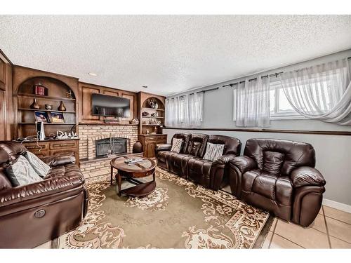 6732 34 Avenue Ne, Calgary, AB - Indoor Photo Showing Living Room With Fireplace