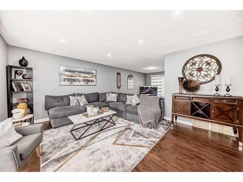 6732 34 Avenue Ne, Calgary, AB - Indoor Photo Showing Living Room