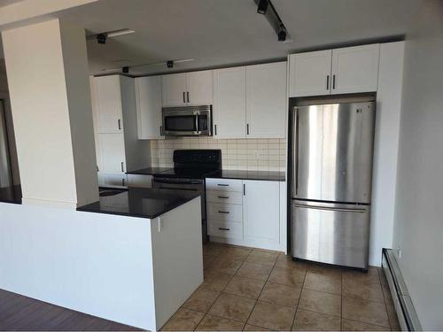 506-1022 16 Avenue Nw, Calgary, AB - Indoor Photo Showing Kitchen