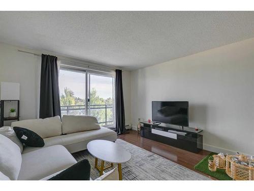 506-1022 16 Avenue Nw, Calgary, AB - Indoor Photo Showing Living Room