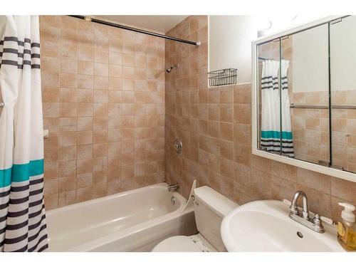 40 Harrow Crescent Sw, Calgary, AB - Indoor Photo Showing Bathroom