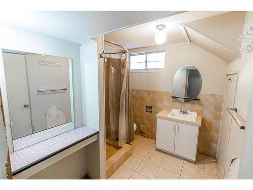 40 Harrow Crescent Sw, Calgary, AB - Indoor Photo Showing Bathroom