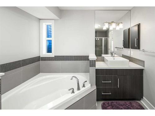 1104 17 Avenue Nw, Calgary, AB - Indoor Photo Showing Bathroom