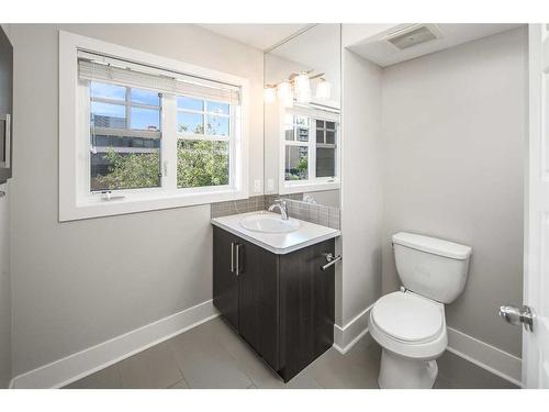 1104 17 Avenue Nw, Calgary, AB - Indoor Photo Showing Bathroom