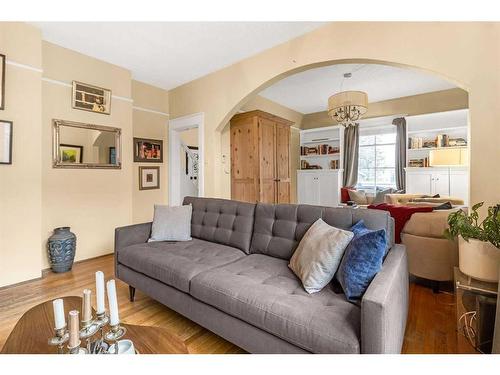 3715 14A Street Sw, Calgary, AB - Indoor Photo Showing Living Room