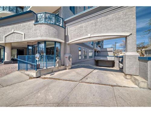 402-4 14 Street Nw, Calgary, AB - Outdoor With Balcony With Facade