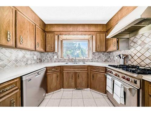 47 Woodmont Drive Sw, Calgary, AB - Indoor Photo Showing Kitchen With Double Sink