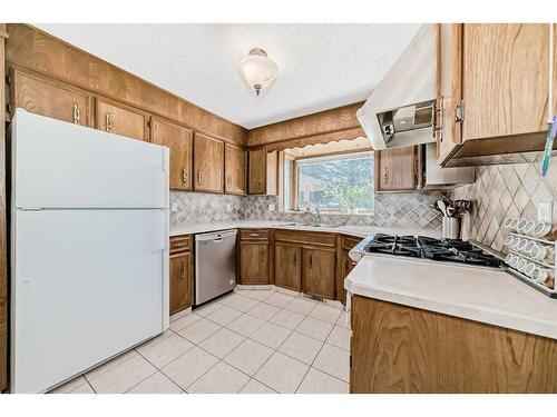 47 Woodmont Drive Sw, Calgary, AB - Indoor Photo Showing Kitchen With Double Sink