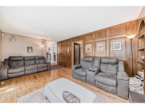 47 Woodmont Drive Sw, Calgary, AB - Indoor Photo Showing Living Room