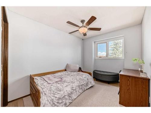 47 Woodmont Drive Sw, Calgary, AB - Indoor Photo Showing Bedroom