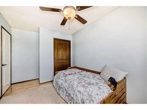 47 Woodmont Drive Sw, Calgary, AB - Indoor Photo Showing Bedroom