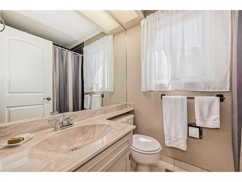 47 Woodmont Drive Sw, Calgary, AB - Indoor Photo Showing Bathroom
