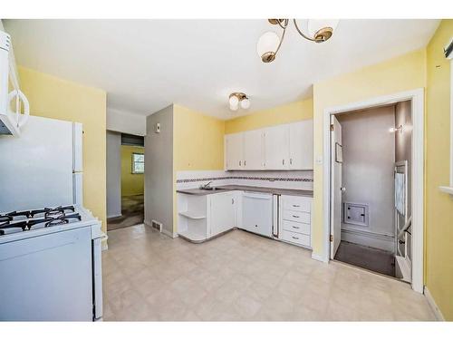 1116 Radnor Avenue Ne, Calgary, AB - Indoor Photo Showing Kitchen