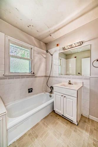 1116 Radnor Avenue Ne, Calgary, AB - Indoor Photo Showing Bathroom