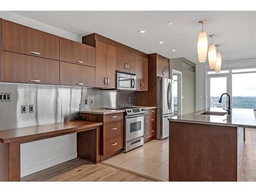 1801-530 12 Avenue Sw, Calgary, AB - Indoor Photo Showing Kitchen With Stainless Steel Kitchen