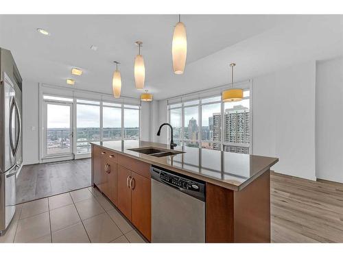 1801-530 12 Avenue Sw, Calgary, AB - Indoor Photo Showing Kitchen With Double Sink With Upgraded Kitchen