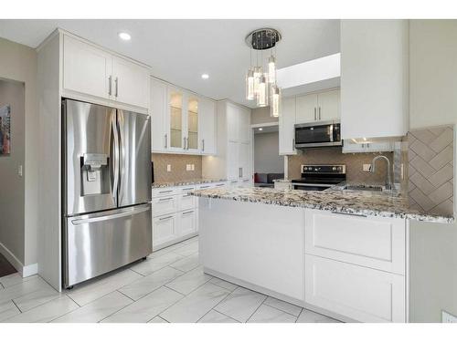 43 Woodbine Boulevard Sw, Calgary, AB - Indoor Photo Showing Kitchen With Stainless Steel Kitchen With Upgraded Kitchen