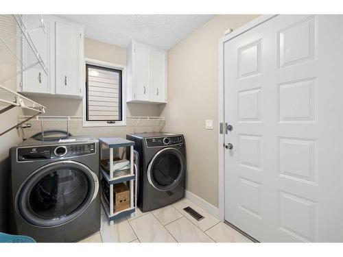 43 Woodbine Boulevard Sw, Calgary, AB - Indoor Photo Showing Laundry Room