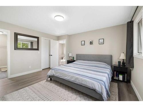 43 Woodbine Boulevard Sw, Calgary, AB - Indoor Photo Showing Bedroom