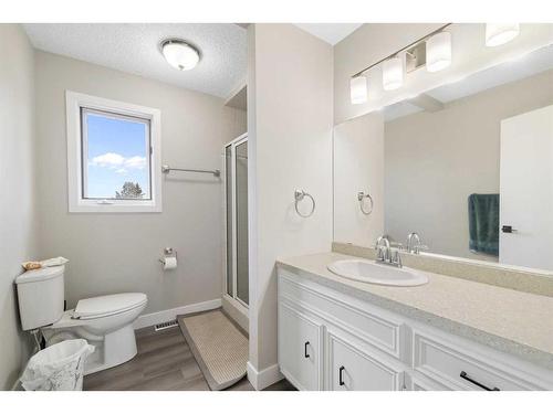 43 Woodbine Boulevard Sw, Calgary, AB - Indoor Photo Showing Bathroom