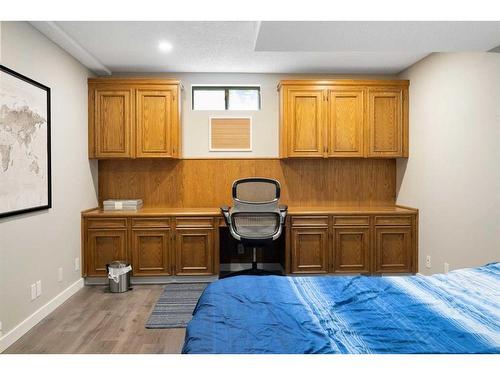 43 Woodbine Boulevard Sw, Calgary, AB - Indoor Photo Showing Bedroom