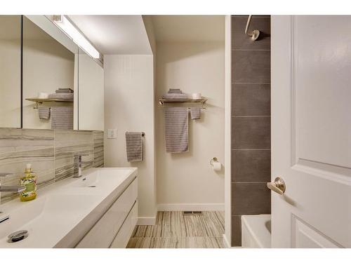 306-13104 Elbow Drive Sw, Calgary, AB - Indoor Photo Showing Bathroom