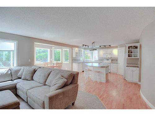 10827 Valley Springs Road Nw, Calgary, AB - Indoor Photo Showing Living Room